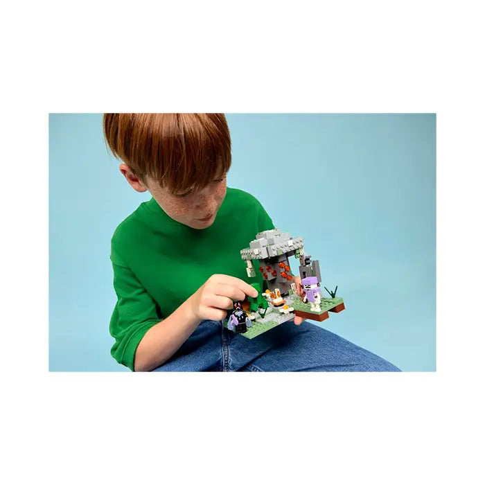 LEGO Minecraft The Pale Garden 243 Pieces