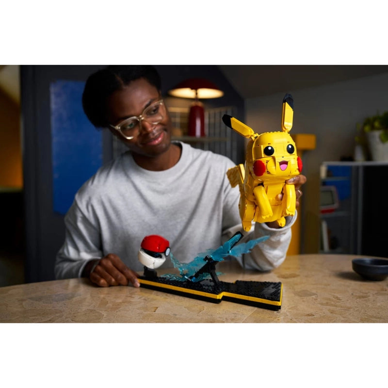 PIKACHU POKE BALL 2050PCS 18+