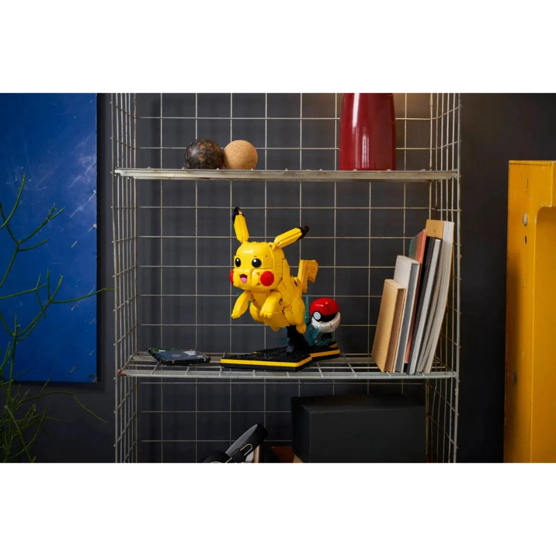PIKACHU POKE BALL 2050PCS 18+