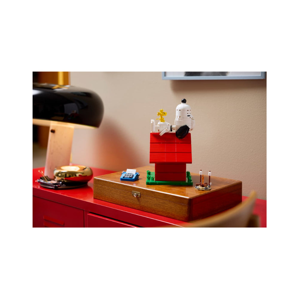 LEGO Ideas Peanuts: Snoopy's Doghouse 964 Pieces